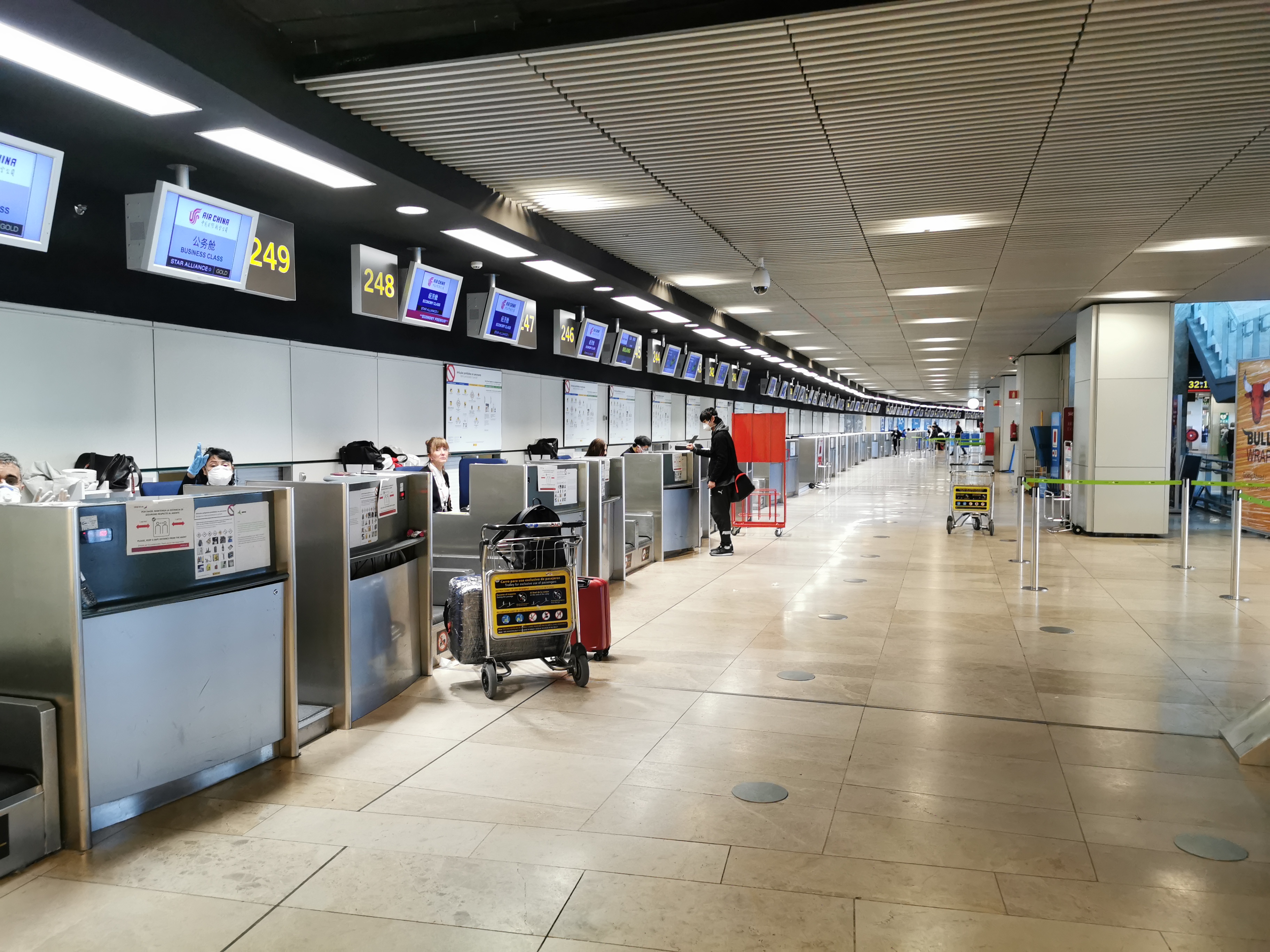 “疫情”期间的马德里巴拉哈斯机场空空荡荡
