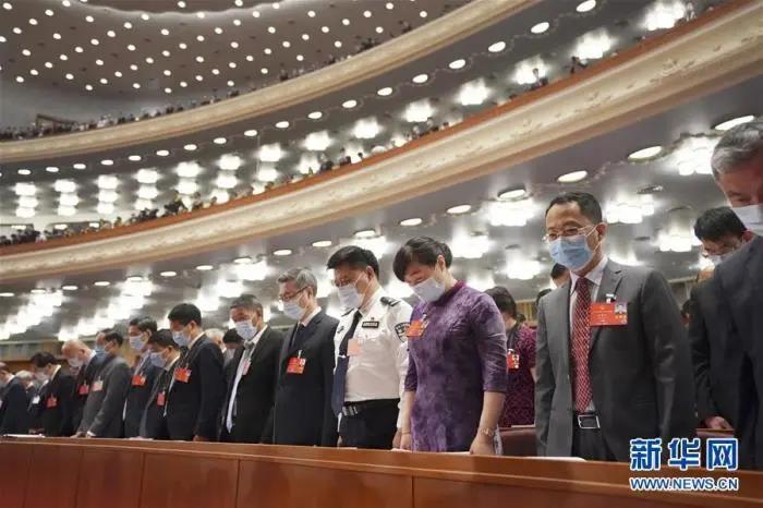 5月22日，第十三届全国人民代表大会第三次会议在北京人民大会堂开幕。全体与会人员向新冠肺炎疫情牺牲烈士和逝世同胞默哀。新华社记者