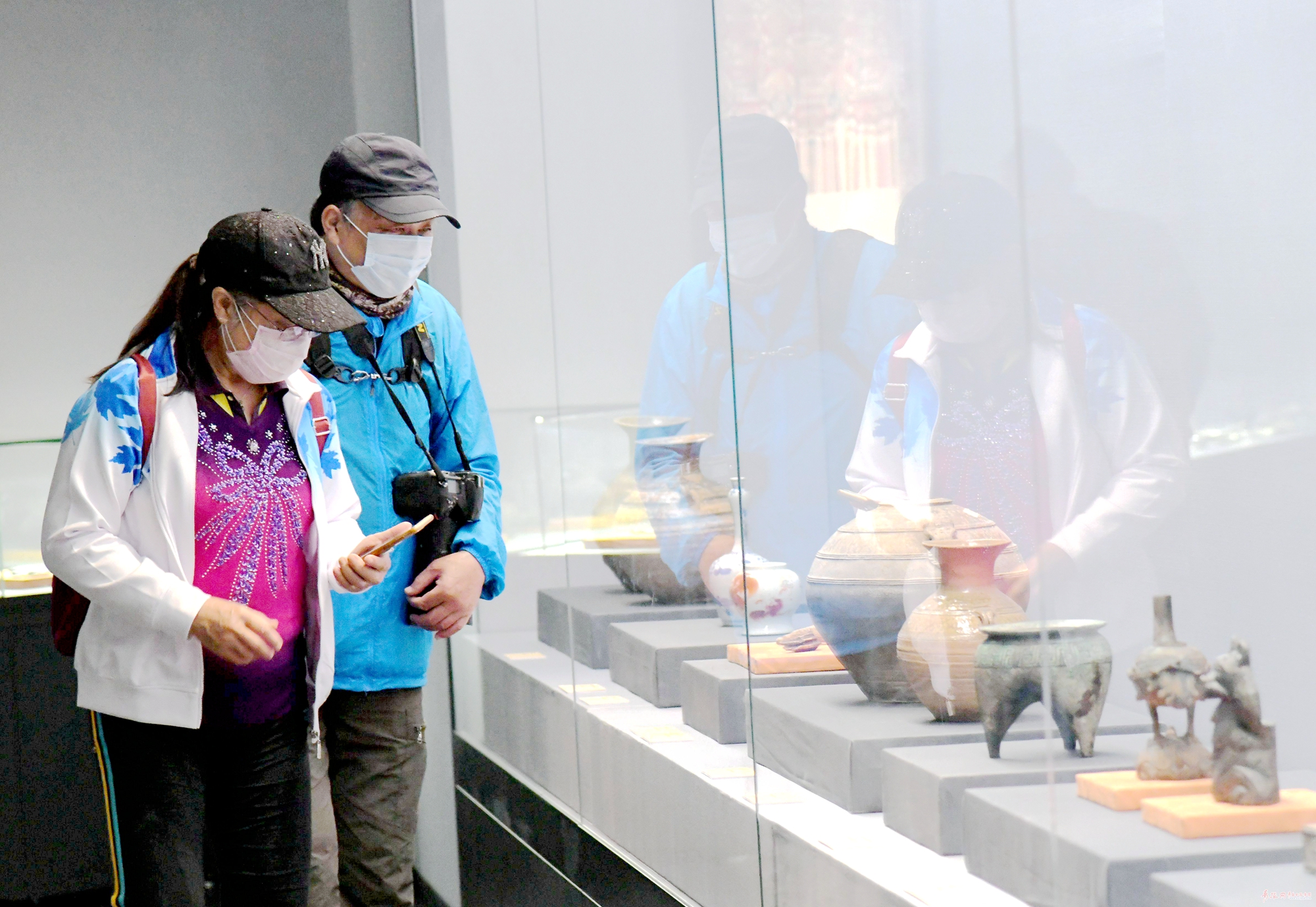 5月18日市民在青岛市博物馆参观（李魏