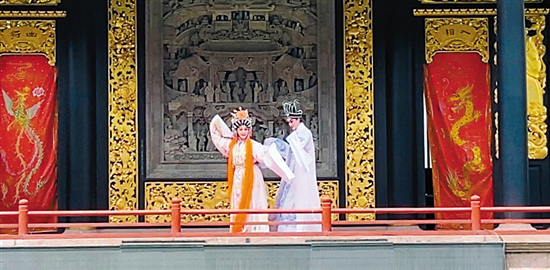 在广州荔湾永庆坊广东粤剧博物馆的舞台，演员正在表演