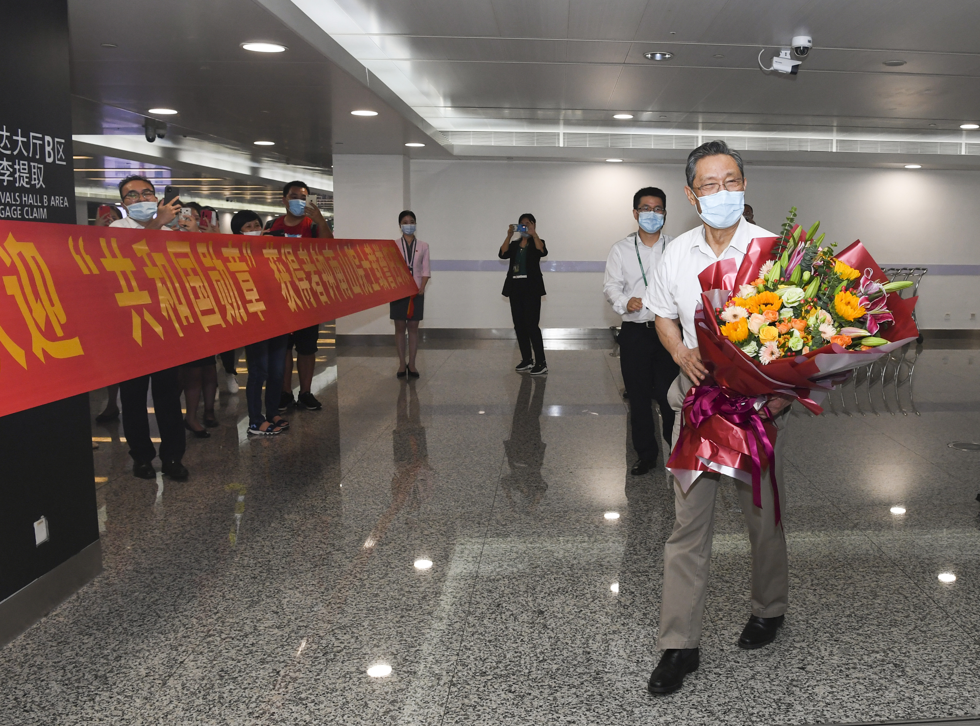 获得“共和国勋章”的钟南山院士9月8日晚返回广州，在机场受到热烈欢迎。王辉