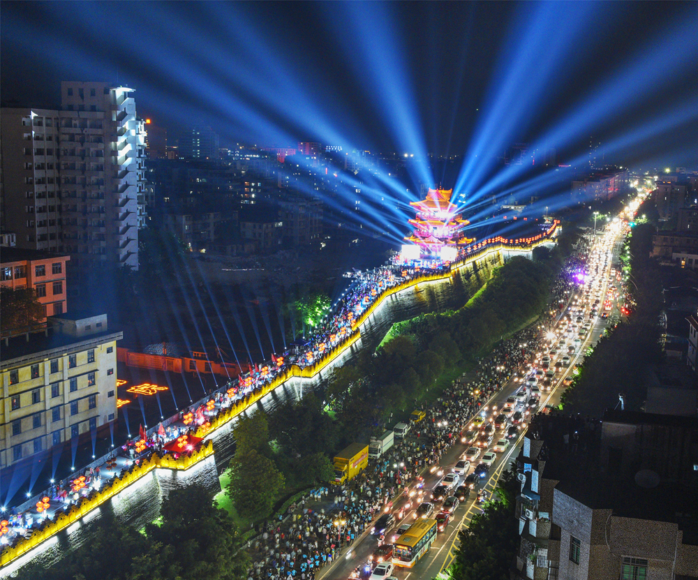 广东肇庆宋城墙夜景璀璨。