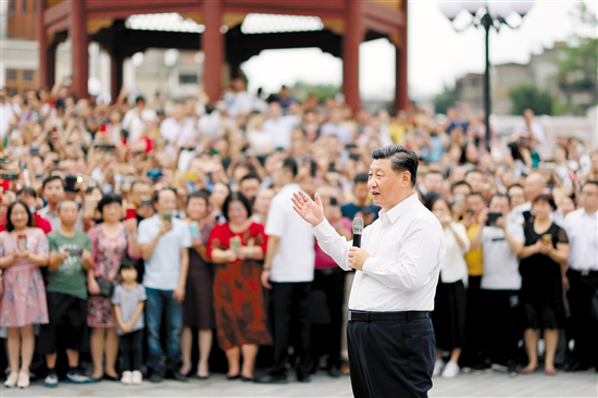 10月13日下午，习近平在汕头市小公园开埠区，同当地群众和游客亲切交流