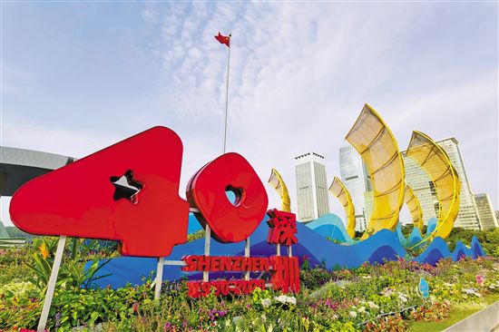 10月13日下午，习近平在汕头市小公园开埠区，同当地群众和游客亲切交流