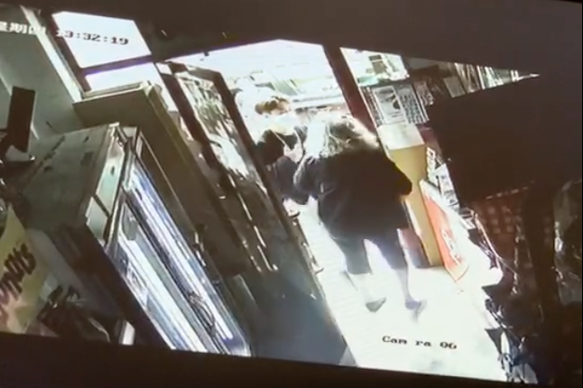 男生为店主，黑衣服女性为房东母亲，门外是房东