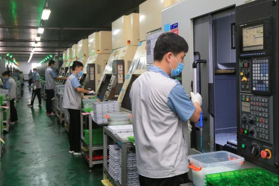 2020年6月4日，山东省荣成市一韩资企业工人正在车间工作。
