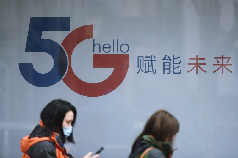 2021年1月26日，杭州市民从5G标识前走过。龙巍/人民图片