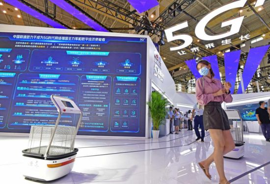 2020年9月11日，浙江宁波，2020世界数字经济大会线下展会上一台5G智能跟随车吸引市民体验。章勇涛/人民图片