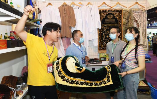 2020年9月13日，第三届中国（义乌）跨境电商产业带博览会上，商家在采购洽谈一款出口至阿拉伯国家的地毯。