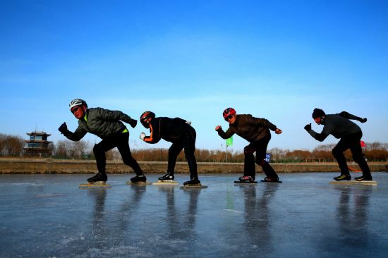 2021年1月26日，在甘肃省张掖市甘州区润泉湖公园滑冰场，冰雪运动爱好者正在乐享冰上运动。杨永伟/人民图片