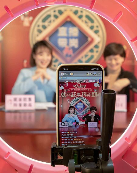 2021年2月20日，浙江省淳安县通过网络直播的方式，搭建线上的“就业集市”，开展招聘会。毛勇锋/人民图片