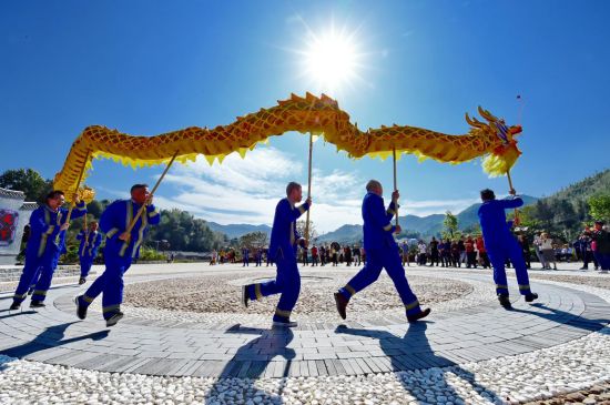 2020年11月8日，在会昌县洞头乡洞头畲族村，村民舞起龙灯欢迎远道而来的游客。朱海鹏/人民图片