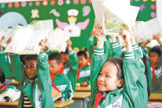 广东广州对口援建的贵州毕节市纳雍天河实验学校里，1260名孩子开心享受校园时光