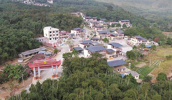 广清远英德联山村民家家户户住上了新楼房，住木房的日子已成历史