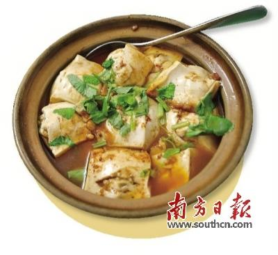 酿豆腐风味独特、鲜嫩润滑，咬上一口，寡淡的豆腐里透着肉馅的醇香。张炳锋