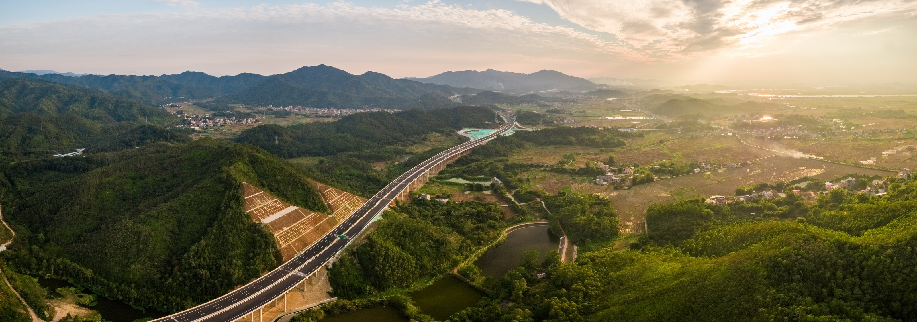 广东高速公路通车里程去年突破1万公里