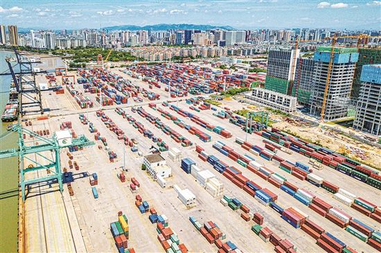汕头打造国际优质消费品进出口集散中心。图为汕头港国际集装箱码头