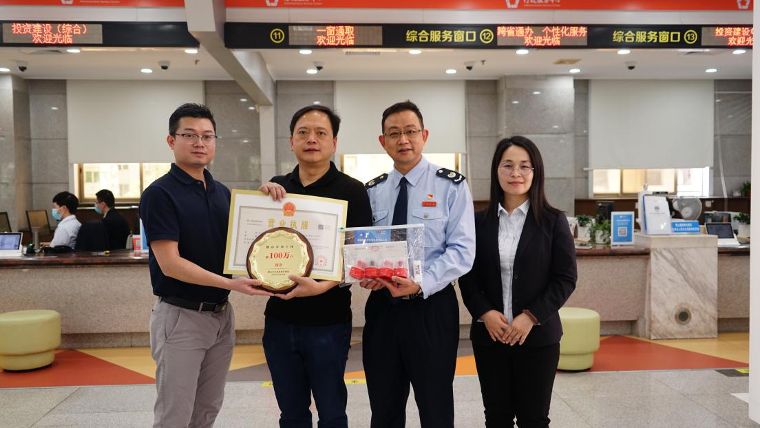 4月29日，风火轮（广东）科技有限公司负责人领取了一张营业执照，这是佛山发出的第100万张营业执照。