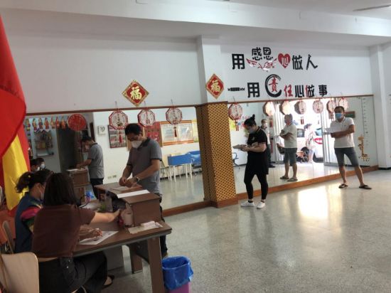 大加纳利海岛侨胞们有序排队,拉开安全距离,办理现场有条不紊 大加纳利海岛侨胞们有序排队,拉开安全距离,办理现场有条不紊