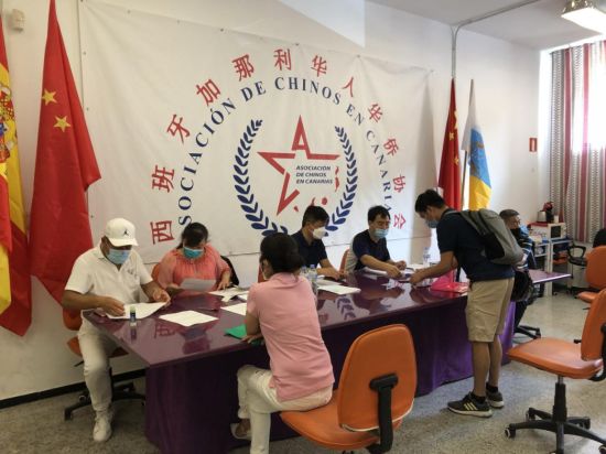 加纳利华人华侨志愿者们在现场为华侨审理护照材料 加纳利华人华侨志愿者们在现场为华侨审理护照材料