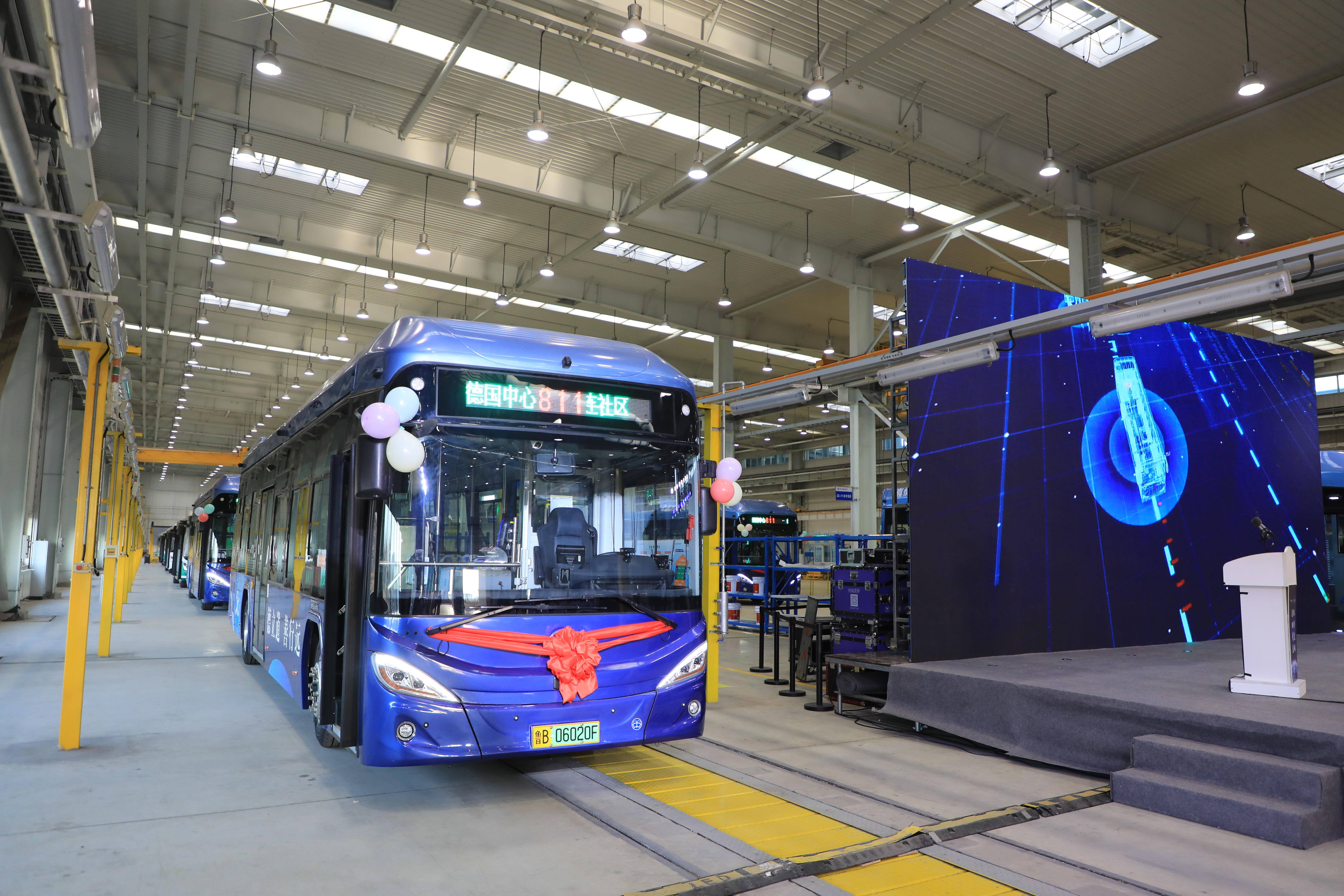 氢能公交车在青岛下线。