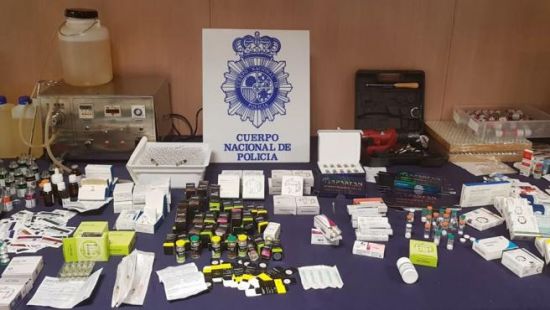 警方查缴的毒品、现金、药品