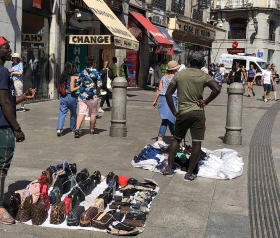 马德里太阳门广场上的无照摊贩