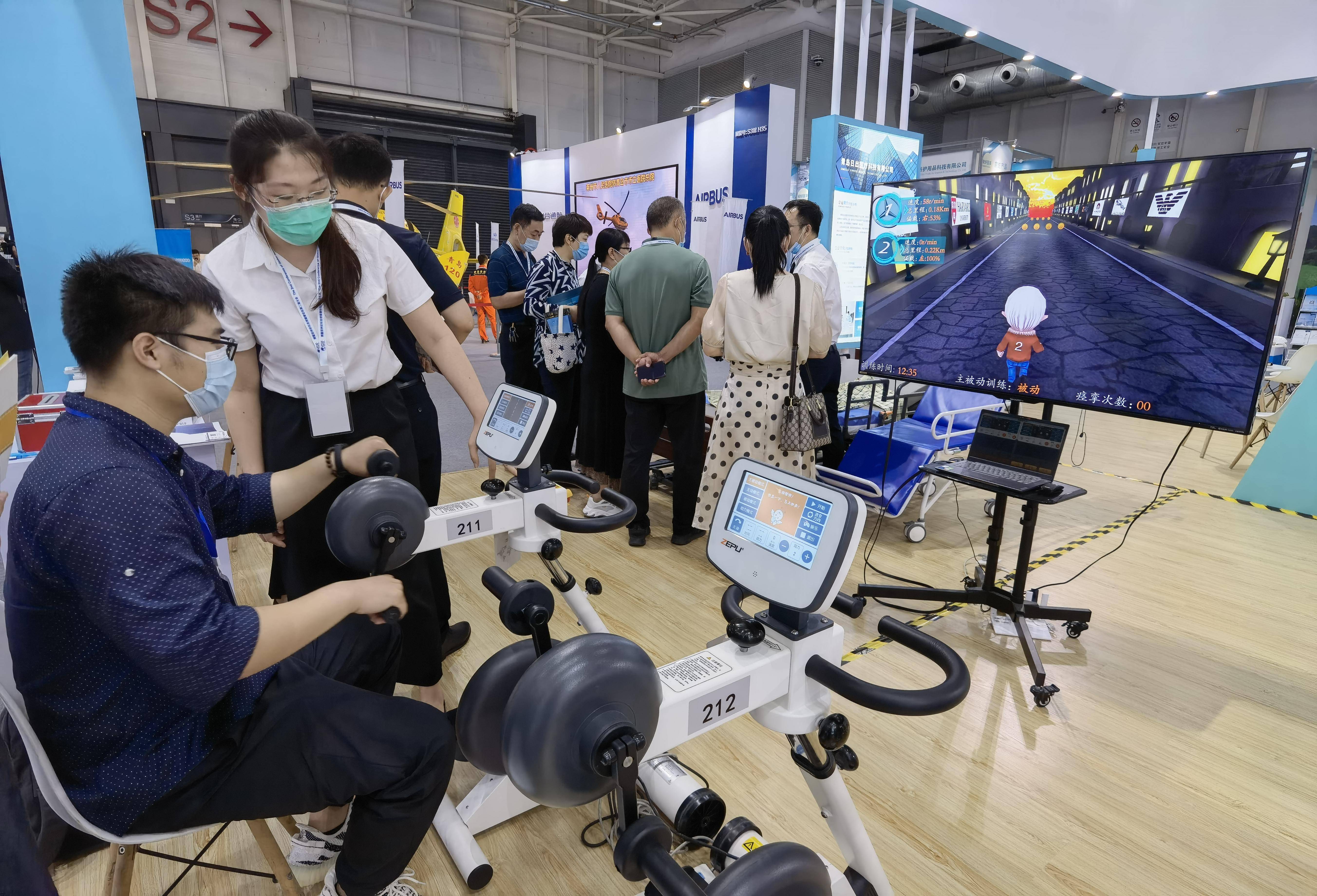 参展者在博览会体验最新医疗设备。韩星