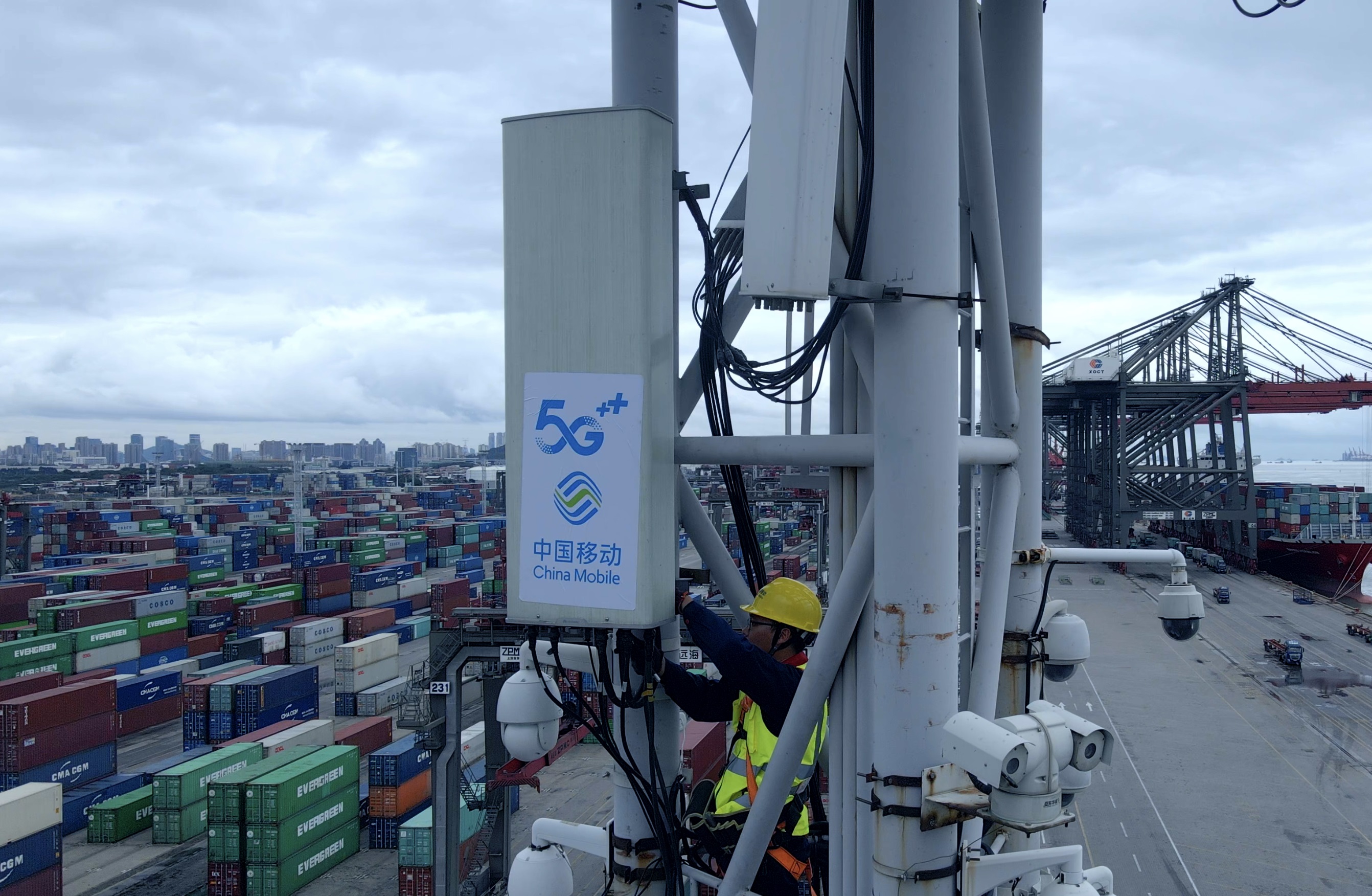 青岛移动5G基站助力智慧港口建设。