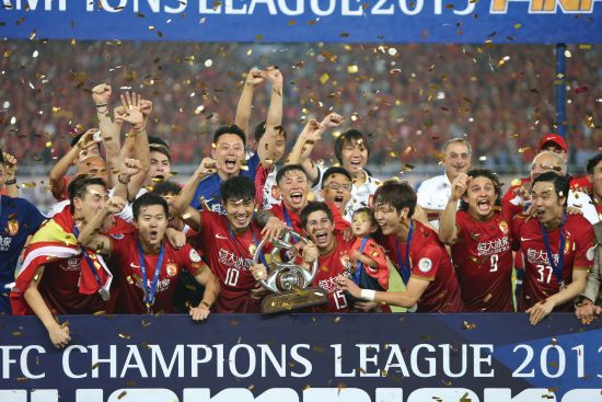 2013年，广州恒大第一次捧起亚冠冠军杯，这也是中国球队第一次捧起亚冠冠军奖杯。