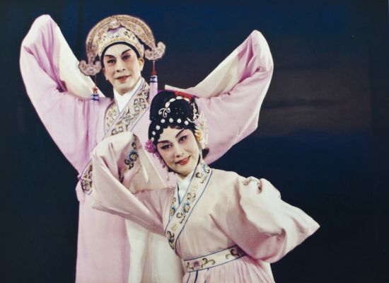 粤剧大师红线女在舞台上表演。