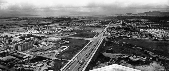 1987年深圳市中心原貌，左为福田村、岗厦村，右为中心公园、莲花山公园和田面村。江式高摄
