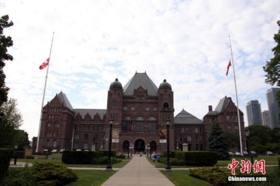 当地时间6月2日，位于多伦多的加拿大安大略省省议会大楼降半旗，为日前该国卑诗省(又译不列颠哥伦比亚省)一处原住民寄宿学校旧址发现215具儿童遗骸之事志哀。中新社记者 余瑞冬 摄