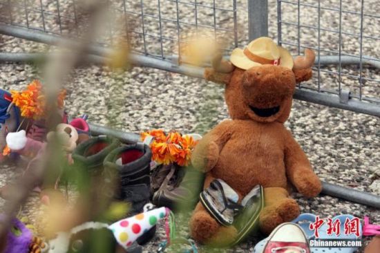 当地时间6月2日，在位于多伦多的加拿大安大略省省议会大楼门前，人们摆放了各式玩偶、 上百双童鞋和鲜花、留言卡等，为日前该国卑诗省(又译不列颠哥伦比亚省)一处原住民寄宿学校旧址发现215具儿童遗骸之事志哀。 中新社记者 余瑞冬 摄