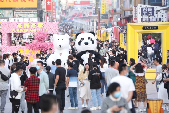青岛各大商业街区推出了丰富多彩的主题活动。资料照片