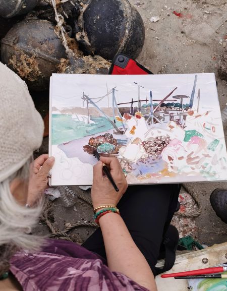 水彩画家在崂山渔村写生。岳潇