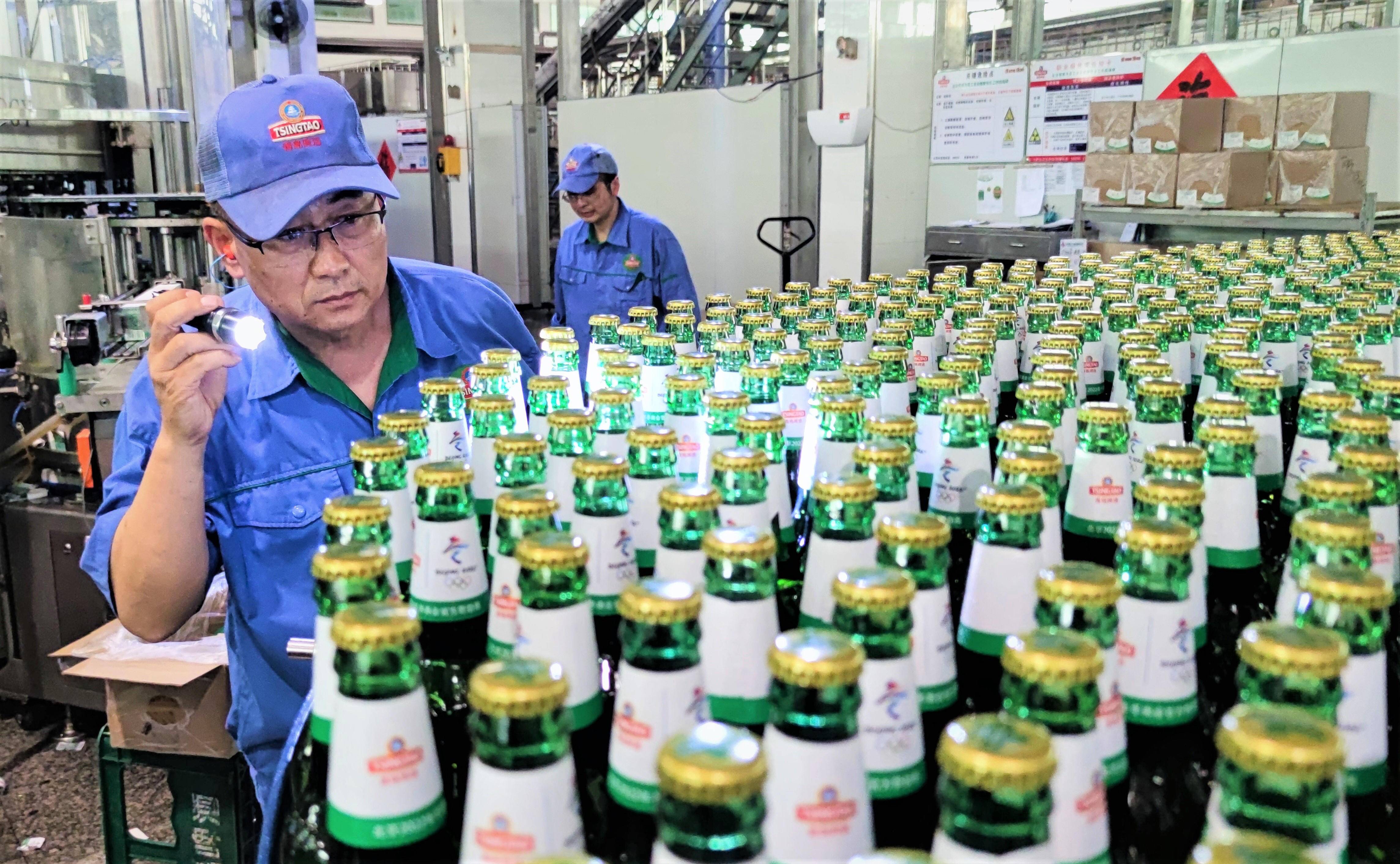 青岛啤酒多年来享誉全球靠的就是一代代青啤人对质量的坚守。傅学军