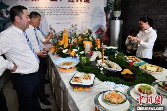 图为川菜代表作品展示。(资料图片) 中新社记者 张浪 摄 图为川菜代表作品展示。(资料图片) 中新社记者 张浪 摄