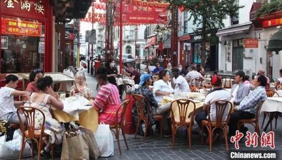 资料图:伦敦一家中餐馆座无虚席。中新社记者 张平 摄 资料图:伦敦一家中餐馆座无虚席。中新社记者 张平 摄