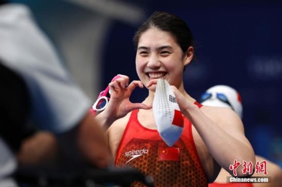 7月29日，张雨霏以2分03秒86的成绩在女子200米蝶泳比赛中赢得冠军后，比出爱心手势。中新社记者 富田 摄