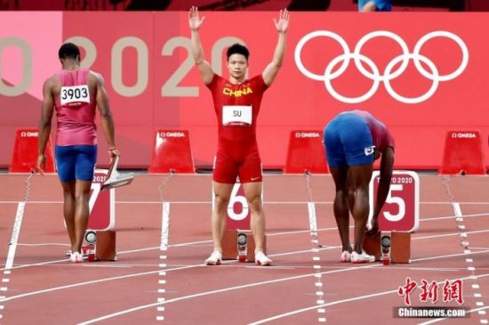 北京时间8月1日晚，在东京奥运会男子百米决赛中，中国选手苏炳添以9.98秒的成绩获得第六名，作为首位闯进奥运男子百米决赛的中国人，他再次创造了历史。中新社记者 富田 摄