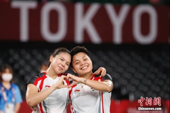 图为印尼组合在羽毛球女双决赛后比心庆祝获胜。中新社记者 韩海丹 摄 图为印尼组合在羽毛球女双决赛后比心庆祝获胜。中新社记者 韩海丹 摄