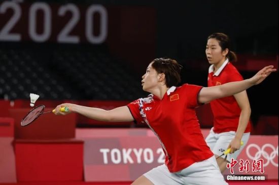 图为中国羽毛球选手陈清晨和贾一凡。中新社记者 韩海丹 摄 图为中国羽毛球选手陈清晨和贾一凡。中新社记者 韩海丹 摄