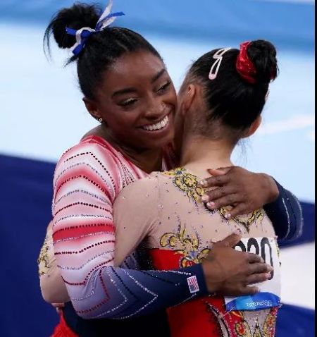 图为拜尔斯在决赛后拥抱中国选手。来源:腾讯新闻 图为拜尔斯在决赛后拥抱中国选手。来源:腾讯新闻