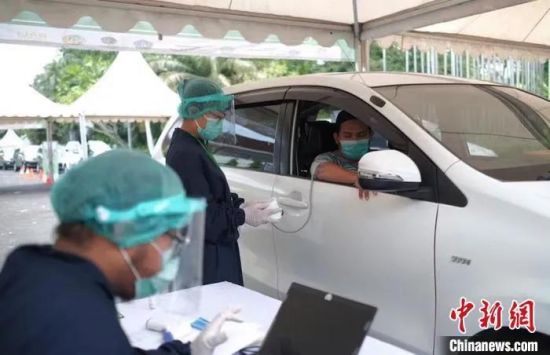 图为印尼旅游业者“免下车”接种疫苗。叶露 摄