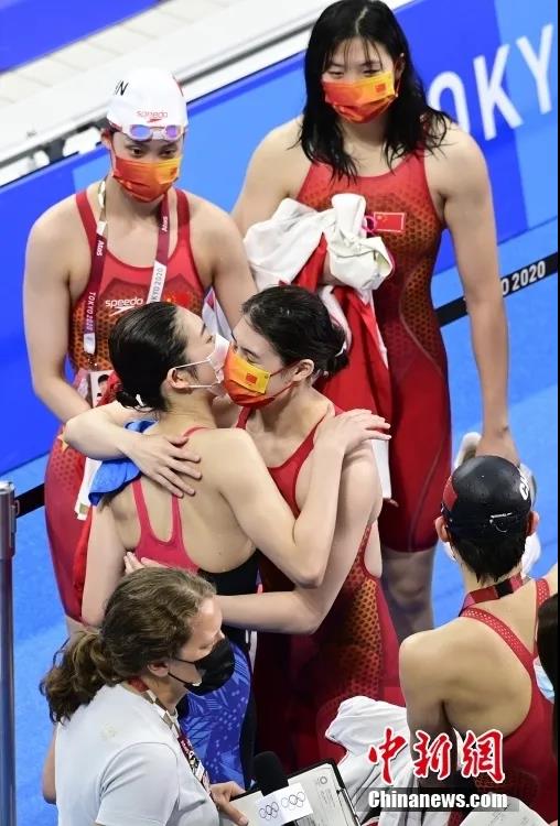 图为中国选手张雨霏拥抱日本选手池江璃花子。来源:视觉中国