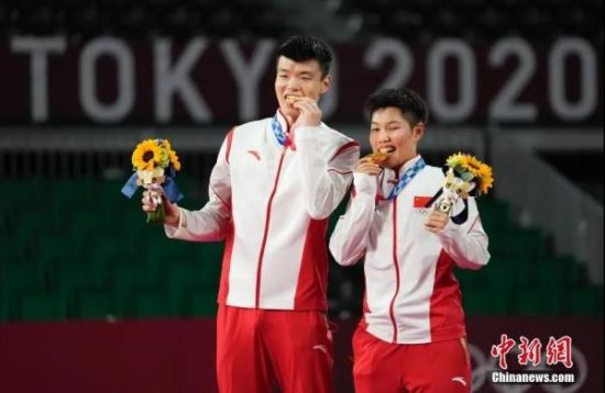 7月30日，东京奥运会羽毛球混双项目中，中国组合王懿律/黄东萍以2：1战胜队友郑思维/黄雅琼，摘得金牌。中新社记者 杜洋 摄