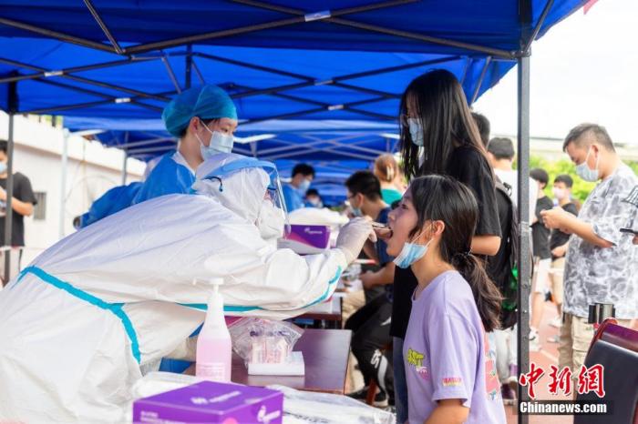 9月12日，医务人员为福州大学学生核酸采样。范欣辰