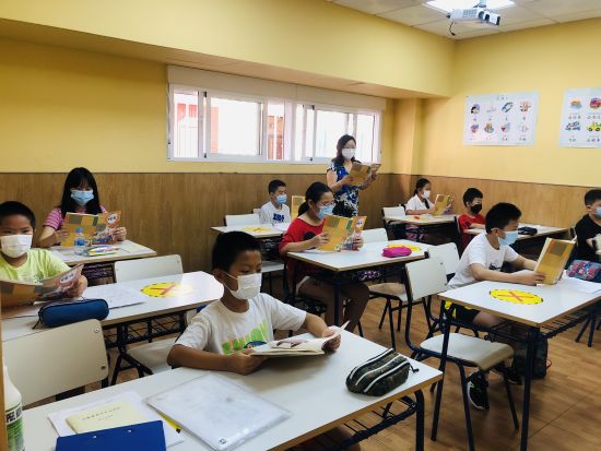 二年级的同学们在上课