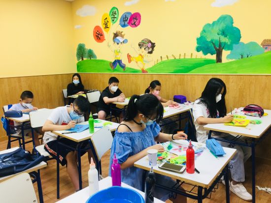 爱华绘画兴趣班的同学们